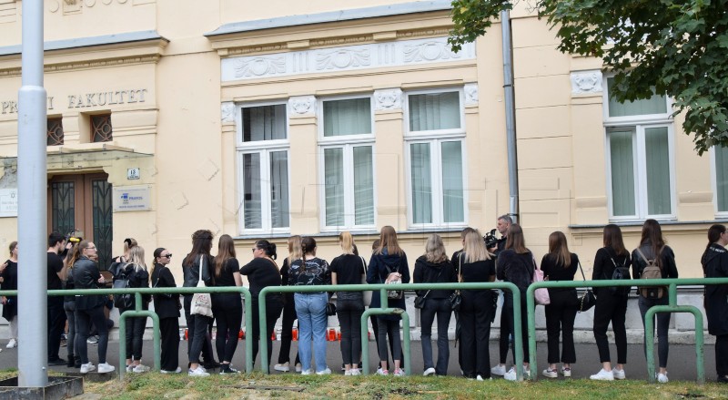 Prijatelji i kolege studenti ispred Pravnog fakulteta oprostili se od Mihaele 