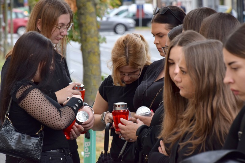 Prijatelji i kolege studenti ispred Pravnog fakulteta oprostili se od Mihaele 