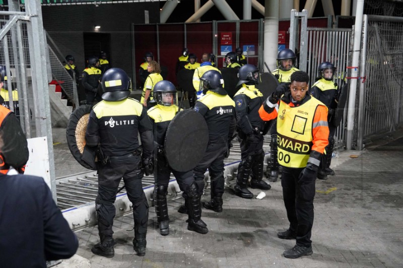 Policija koristila suzavac kako bi zaustavila nerede navijače Ajaxa