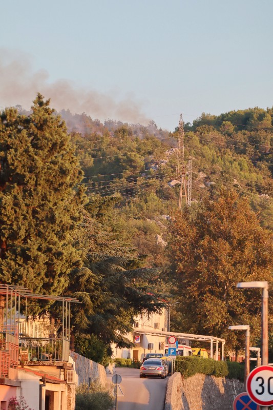 Požar kod Vrgorca, vatrogasci na terenu