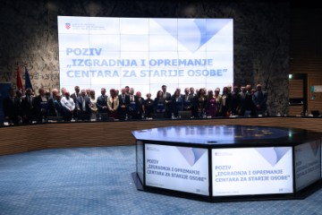 Svečanost uručivanja ugovora za izgradnju i opremanje centara za starije 