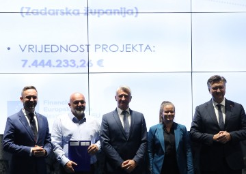 Svečanost uručivanja ugovora za izgradnju i opremanje centara za starije 