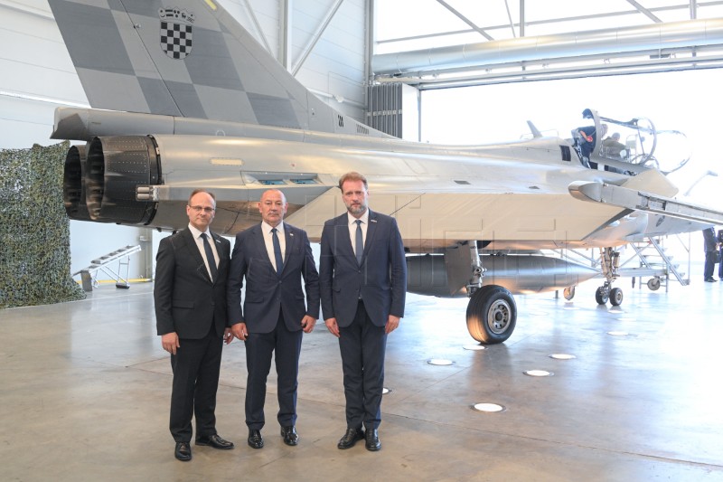 Primopredaja prvog višenamjenskog borbenog aviona Rafale