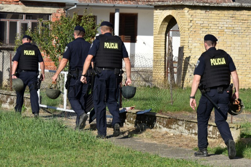 Policija na terenu u Tordincima: Napao susjede, pa se zatvorio u kuću 