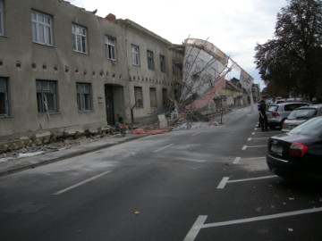 Vijenac zgrade srušio skelu, stradali samo automobili