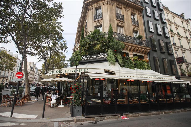 Photo exhibition of famous coffee houses in Europe opens in French Institute 