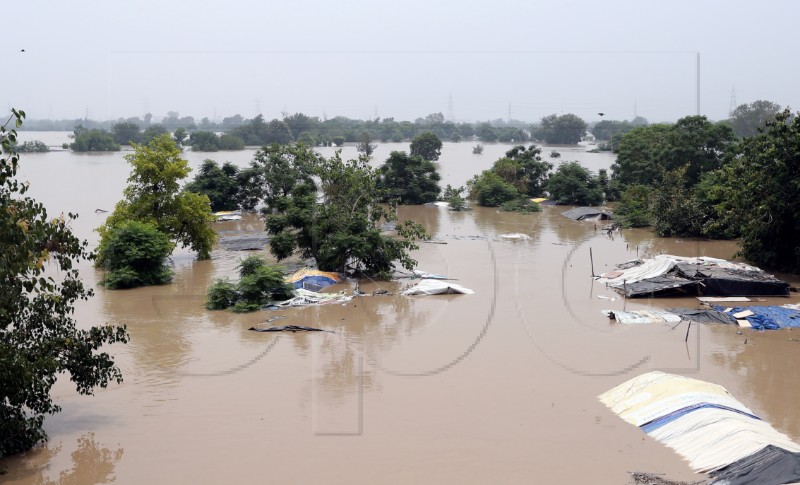 Indija: 14 mrtvih, 102 nestalih nakon što se izlilo jezero