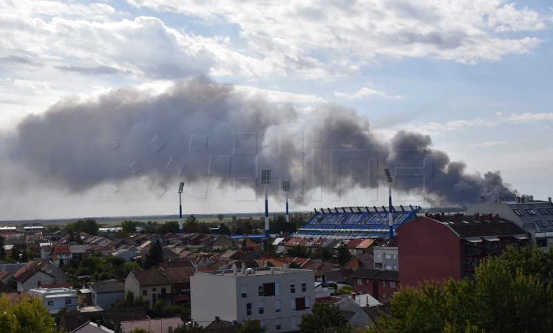 Osijek: Vatrogasci saniraju rubove požarišta i natapaju površine s plastikom