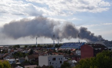 Osijek: Vatrogasci saniraju rubove požarišta i natapaju površine s plastikom