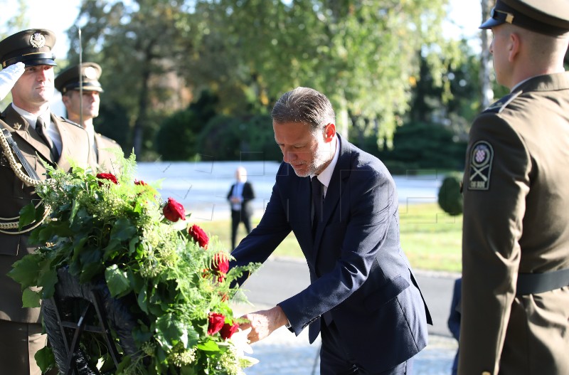 Izaslanstvo Hrvatskog sabora položilo vijence na Mirogoju