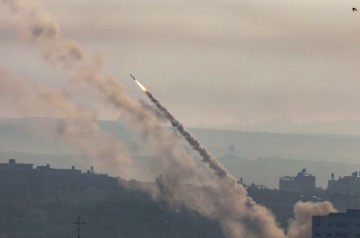 Masovni raketni napad na Izrael izazvao uzbunu u više gradova