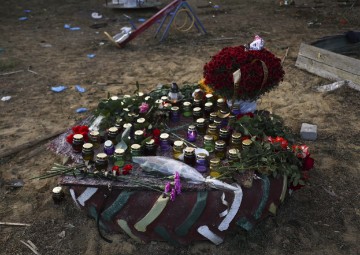 Moskovljani polažu cvijeće za žrtve u Harkivu