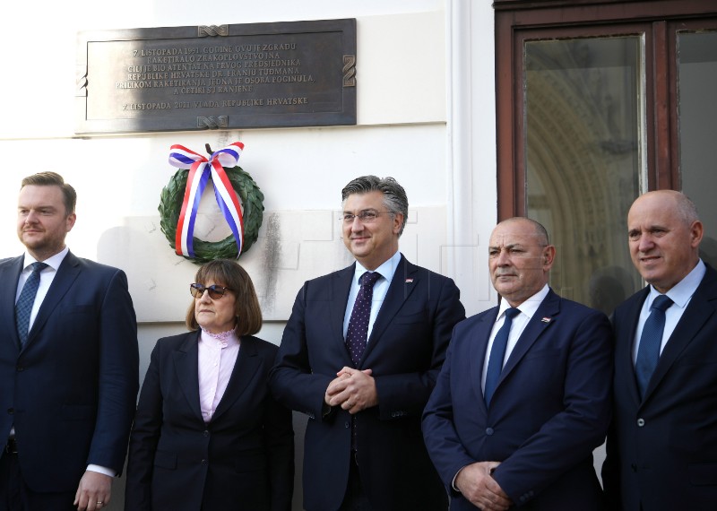 Plenković položio lovorov vijenac na spomen-ploču na zgradi Vlade Republike Hrvatske 