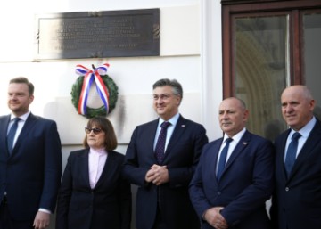 Plenković položio lovorov vijenac na spomen-ploču na zgradi Vlade Republike Hrvatske 