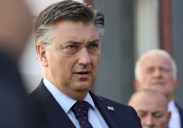 Plenković položio lovorov vijenac na spomen-ploču na zgradi Vlade Republike Hrvatske 