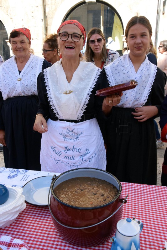 "Dubrovačka trpeza" na Stradunu