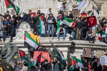 Tisuće ljudi u Parizu na prvim odobrenim propalestinskim prosvjedima