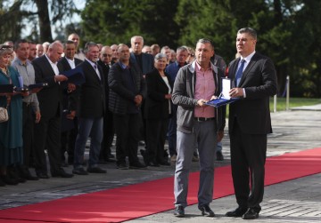 Milanović dodijelio odlikovanja darivateljima krvi