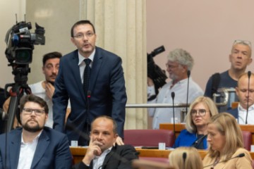 Oporba kritizirala bahatost premijera, Zekanović pljeskao novoj izbornoj pobjedi