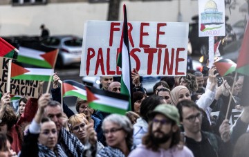 Skup na Trgu žrtava fašizma "Solidarno s Palestinom"