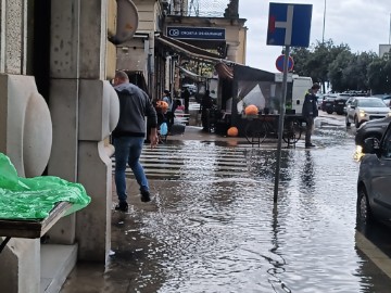 Poplavila riječka tržnica, na nekoliko lokacija preventivne brane