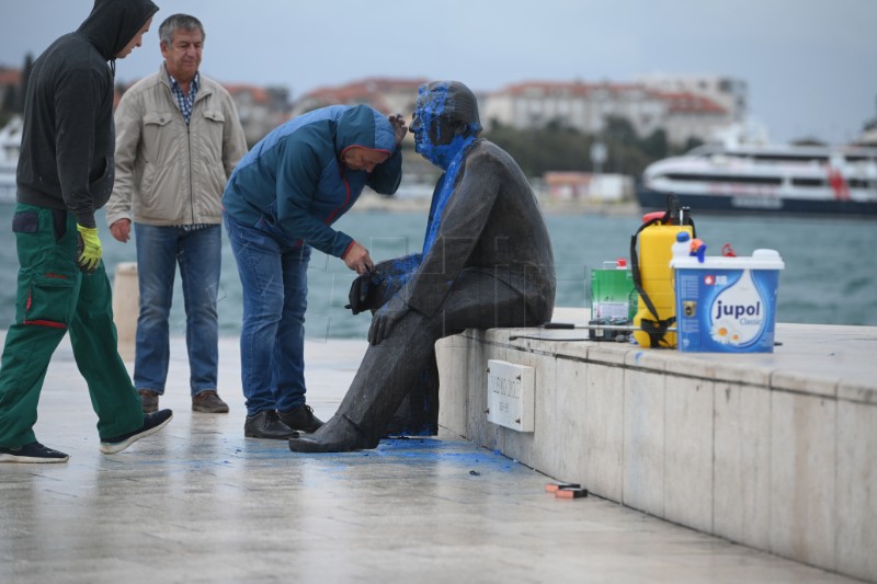 Vandali obojali Smojin spomenik plavom bojom