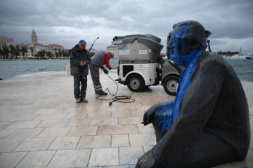 Vandali obojali Smojin spomenik plavom bojom