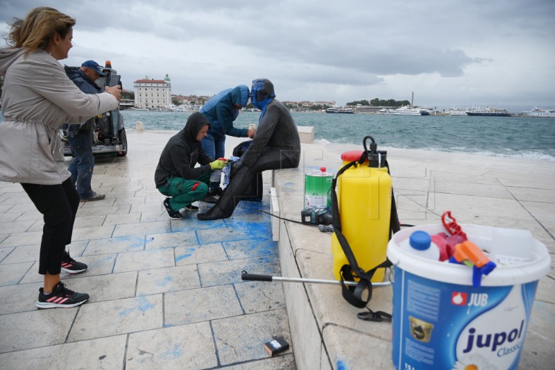 Vandali obojali Smojin spomenik plavom bojom