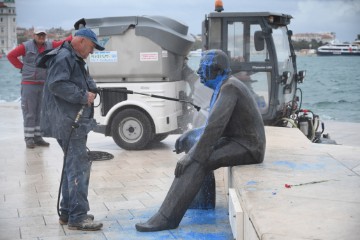 Vandali obojali Smojin spomenik plavom bojom