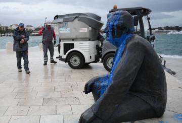 Vandali obojali Smojin spomenik plavom bojom