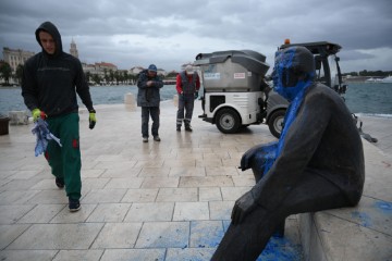 Vandali obojali Smojin spomenik plavom bojom