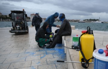 Vandali obojali Smojin spomenik plavom bojom