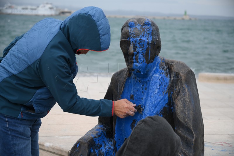 Vandali obojali Smojin spomenik plavom bojom