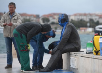 Vandali obojali Smojin spomenik plavom bojom