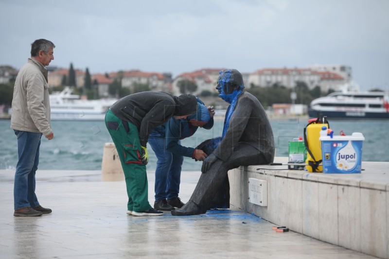 Vandali obojali Smojin spomenik plavom bojom