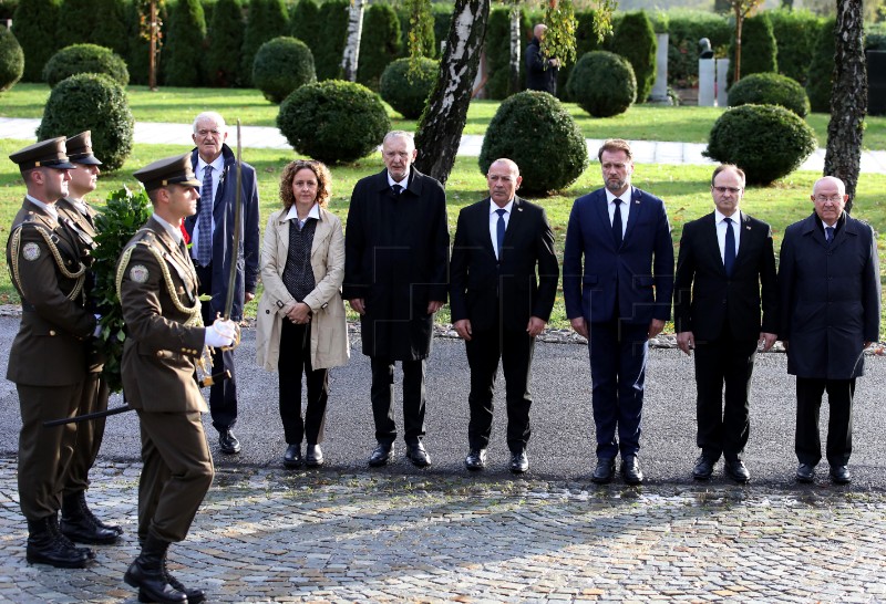 Izaslanstva položila vijence na Mirogoju