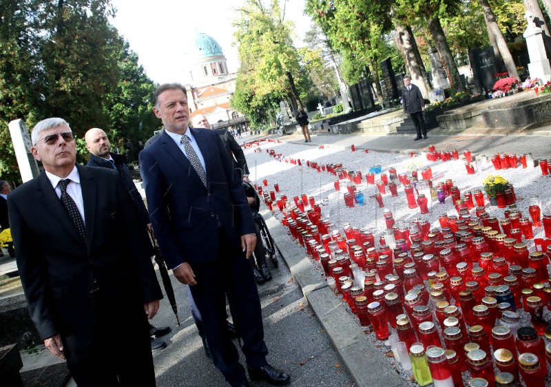 Izaslanstva položila vijence na Mirogoju