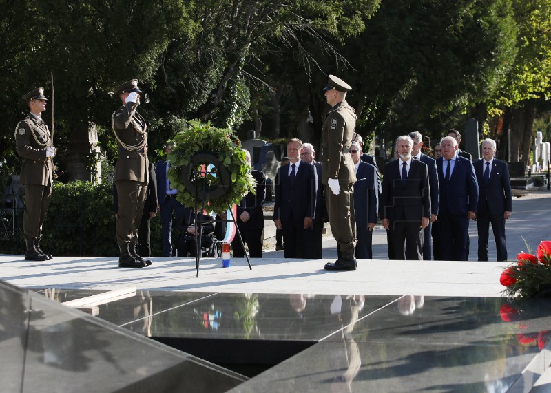 Gov't, parliament delegations lay wreaths ahead of All Saints' Day