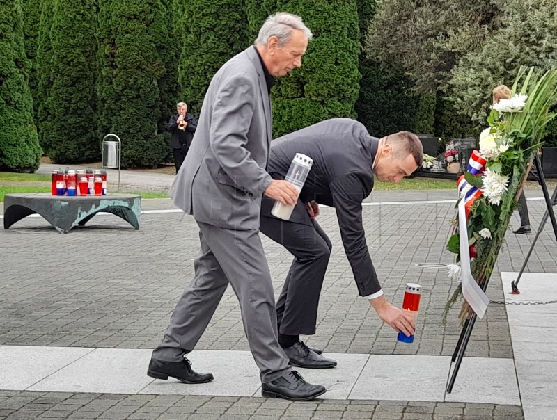 Izaslanstvo Grada Vukovara odalo počast žrtvama u Domovinskom ratu