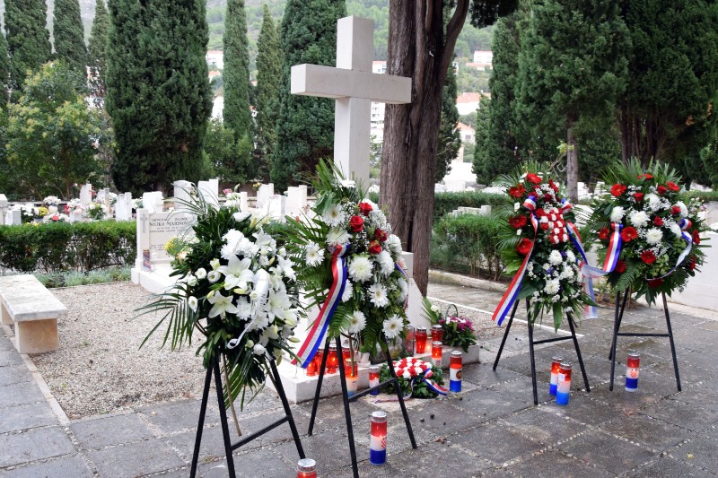 Uoči Svih svetih položeni vijenci na groblju Boninovo