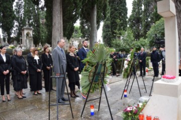 Dubrovnik: Uoči Svih svetih položeni vijenci na groblju Boninovo