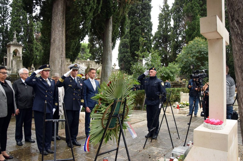 Dubrovnik: Uoči Svih svetih položeni vijenci na groblju Boninovo