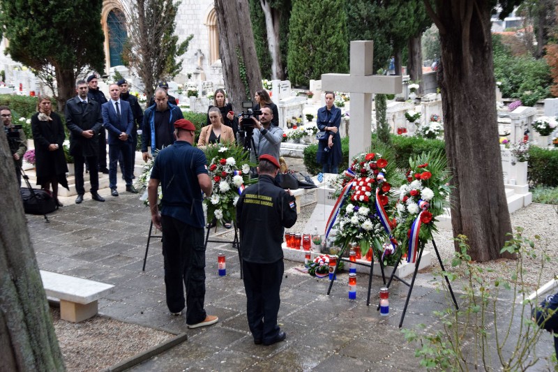 Dubrovnik: Uoči Svih svetih položeni vijenci na groblju Boninovo