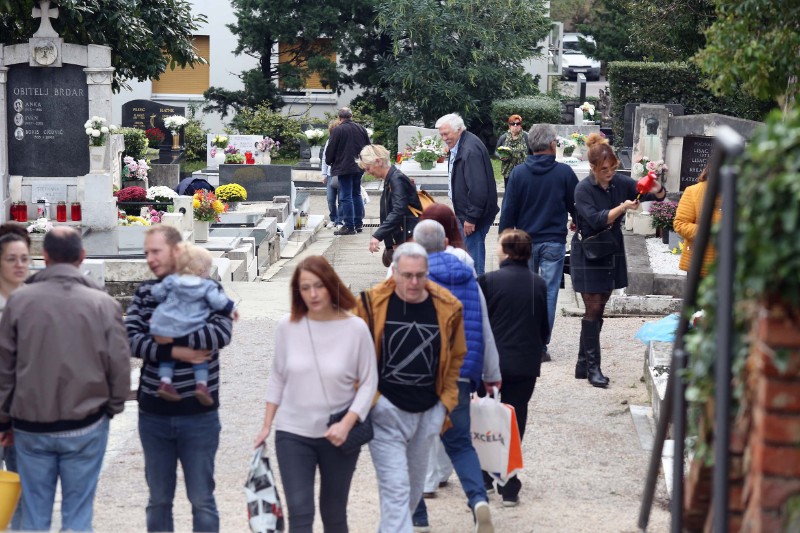 Riječani obilježavaju blagdan Svih svetih, posjećuju grobove najmilijih