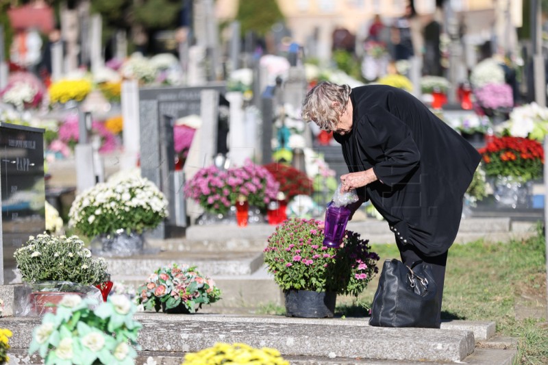 Osijek: Obilazak posljednjih počivališta na blagdan Svi sveti