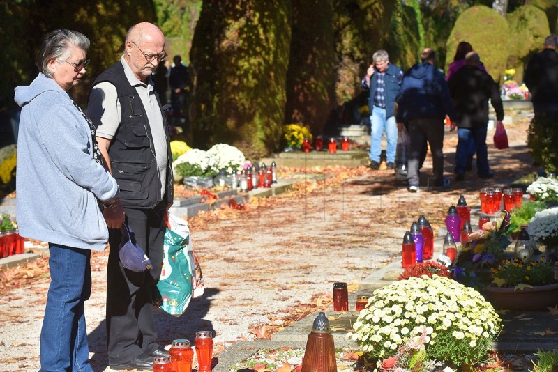 Blagdan Svih svetih okupio velik broj građana na varaždinskom groblju