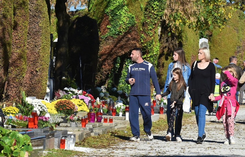 Blagdan Svih svetih okupio velik broj građana na varaždinskom groblju