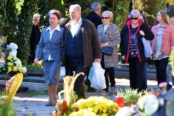 Blagdan Svih svetih okupio velik broj građana na varaždinskom groblju