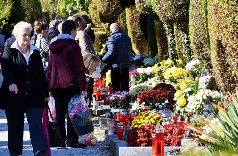 Blagdan Svih svetih okupio velik broj građana na varaždinskom groblju