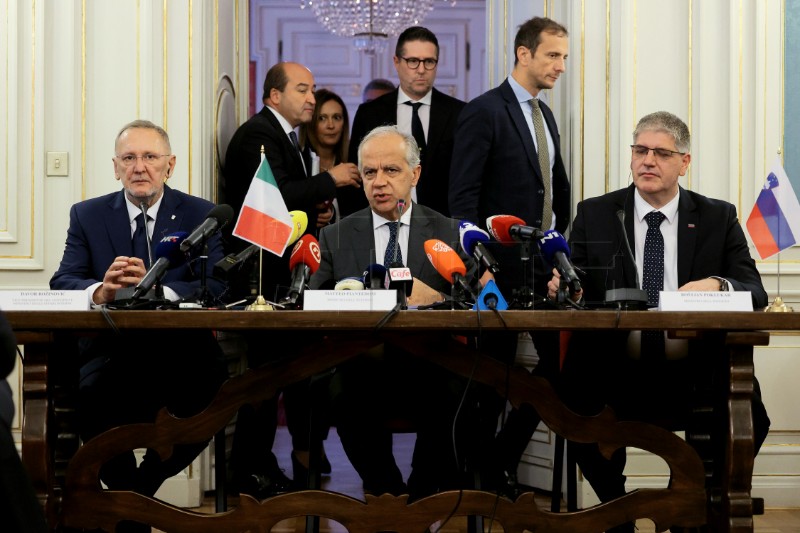 Croatian, Slovenian, Italian interior ministers agree to strengthen joint patrols